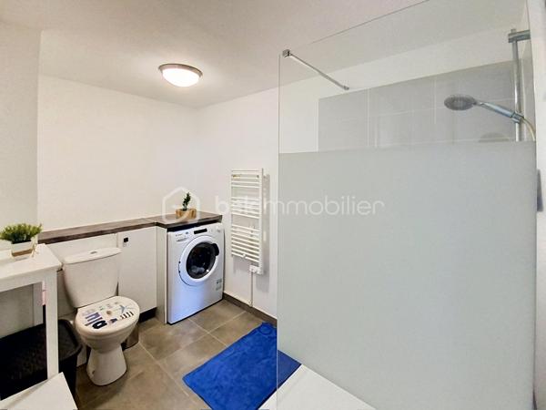 APPARTEMENT T3 DUPLEX – DERNIER ÉTAGE – 3 TERRASSES – RÉSIDENCE RÉCENTE – VENDARGUES

Situé à Vendargues, dans une résidence récente et calme de 2018, venez découvrir ce superbe T3 duplex de 72 m² habitables, au 3ᵉ et dernier étage, offrant un cadre de vie chaleureux et lumineux.

Dès l’entrée, le charme opère avec une magnifique pièce de vie climatisée de 23 m² sublimée par un toit cathédrale apportant volume et cachet. La cuisine ouverte et les nombreuses ouvertures donnent un accès direct aux terrasses exposées plein sud.

Le premier niveau accueille également :
• Une chambre de 12,5 m² avec accès extérieur
• Une salle d’eau avec WC
• Des rangements optimisés

À l’étage :
• Un espace bureau idéal télétravail
• Une seconde chambre avec Velux et volet roulant électrique
• Un dressing indépendant
• Une deuxième salle d’eau

Un véritable atout : 3 terrasses plein sud, de véritables pièces de vie supplémentaires

• Terrasse filante reliant séjour et chambre
• Espace repas et détente
• Coin idéal pour profiter du soleil toute la journée

Prestations
• Climatisation réversible
• Double vitrage
• Résidence récente
• 2 places de parking privatives

À proximité immédiate des commerces, accès autoroute et Montpellier.

Un bien rare alliant confort moderne, cachet et extérieurs généreux.

📞 Contactez-moi dès maintenant pour plus d’informations ou organiser une visite.