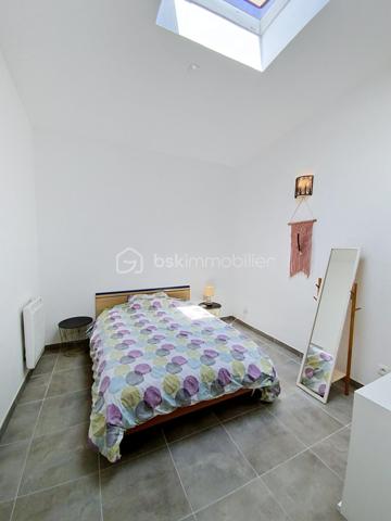 APPARTEMENT T3 DUPLEX – DERNIER ÉTAGE – 3 TERRASSES – RÉSIDENCE RÉCENTE – VENDARGUES

Situé à Vendargues, dans une résidence récente et calme de 2018, venez découvrir ce superbe T3 duplex de 72 m² habitables, au 3ᵉ et dernier étage, offrant un cadre de vie chaleureux et lumineux.

Dès l’entrée, le charme opère avec une magnifique pièce de vie climatisée de 23 m² sublimée par un toit cathédrale apportant volume et cachet. La cuisine ouverte et les nombreuses ouvertures donnent un accès direct aux terrasses exposées plein sud.

Le premier niveau accueille également :
• Une chambre de 12,5 m² avec accès extérieur
• Une salle d’eau avec WC
• Des rangements optimisés

À l’étage :
• Un espace bureau idéal télétravail
• Une seconde chambre avec Velux et volet roulant électrique
• Un dressing indépendant
• Une deuxième salle d’eau

Un véritable atout : 3 terrasses plein sud, de véritables pièces de vie supplémentaires

• Terrasse filante reliant séjour et chambre
• Espace repas et détente
• Coin idéal pour profiter du soleil toute la journée

Prestations
• Climatisation réversible
• Double vitrage
• Résidence récente
• 2 places de parking privatives

À proximité immédiate des commerces, accès autoroute et Montpellier.

Un bien rare alliant confort moderne, cachet et extérieurs généreux.

📞 Contactez-moi dès maintenant pour plus d’informations ou organiser une visite.