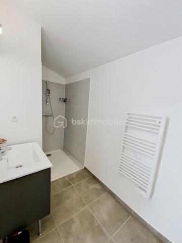 APPARTEMENT T3 DUPLEX – DERNIER ÉTAGE – 3 TERRASSES – RÉSIDENCE RÉCENTE – VENDARGUES

Situé à Vendargues, dans une résidence récente et calme de 2018, venez découvrir ce superbe T3 duplex de 72 m² habitables, au 3ᵉ et dernier étage, offrant un cadre de vie chaleureux et lumineux.

Dès l’entrée, le charme opère avec une magnifique pièce de vie climatisée de 23 m² sublimée par un toit cathédrale apportant volume et cachet. La cuisine ouverte et les nombreuses ouvertures donnent un accès direct aux terrasses exposées plein sud.

Le premier niveau accueille également :
• Une chambre de 12,5 m² avec accès extérieur
• Une salle d’eau avec WC
• Des rangements optimisés

À l’étage :
• Un espace bureau idéal télétravail
• Une seconde chambre avec Velux et volet roulant électrique
• Un dressing indépendant
• Une deuxième salle d’eau

Un véritable atout : 3 terrasses plein sud, de véritables pièces de vie supplémentaires

• Terrasse filante reliant séjour et chambre
• Espace repas et détente
• Coin idéal pour profiter du soleil toute la journée

Prestations
• Climatisation réversible
• Double vitrage
• Résidence récente
• 2 places de parking privatives

À proximité immédiate des commerces, accès autoroute et Montpellier.

Un bien rare alliant confort moderne, cachet et extérieurs généreux.

📞 Contactez-moi dès maintenant pour plus d’informations ou organiser une visite.