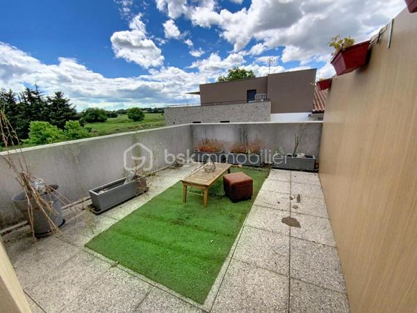 APPARTEMENT T3 DUPLEX – DERNIER ÉTAGE – 3 TERRASSES – RÉSIDENCE RÉCENTE – VENDARGUES

Situé à Vendargues, dans une résidence récente et calme de 2018, venez découvrir ce superbe T3 duplex de 72 m² habitables, au 3ᵉ et dernier étage, offrant un cadre de vie chaleureux et lumineux.

Dès l’entrée, le charme opère avec une magnifique pièce de vie climatisée de 23 m² sublimée par un toit cathédrale apportant volume et cachet. La cuisine ouverte et les nombreuses ouvertures donnent un accès direct aux terrasses exposées plein sud.

Le premier niveau accueille également :
• Une chambre de 12,5 m² avec accès extérieur
• Une salle d’eau avec WC
• Des rangements optimisés

À l’étage :
• Un espace bureau idéal télétravail
• Une seconde chambre avec Velux et volet roulant électrique
• Un dressing indépendant
• Une deuxième salle d’eau

Un véritable atout : 3 terrasses plein sud, de véritables pièces de vie supplémentaires

• Terrasse filante reliant séjour et chambre
• Espace repas et détente
• Coin idéal pour profiter du soleil toute la journée

Prestations
• Climatisation réversible
• Double vitrage
• Résidence récente
• 2 places de parking privatives

À proximité immédiate des commerces, accès autoroute et Montpellier.

Un bien rare alliant confort moderne, cachet et extérieurs généreux.

📞 Contactez-moi dès maintenant pour plus d’informations ou organiser une visite.