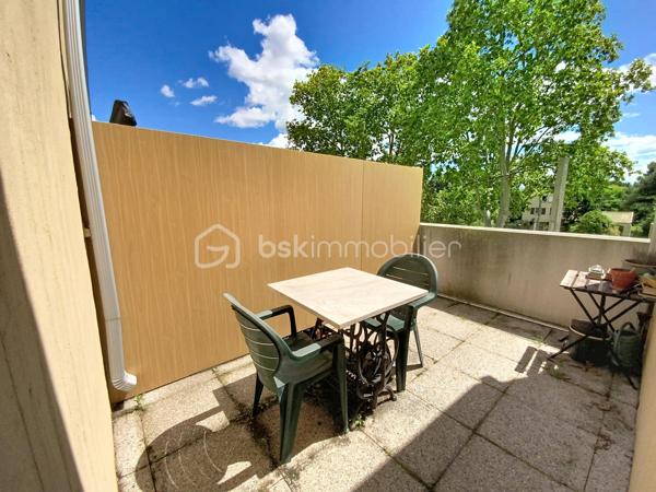 APPARTEMENT T3 DUPLEX – DERNIER ÉTAGE – 3 TERRASSES – RÉSIDENCE RÉCENTE – VENDARGUES

Situé à Vendargues, dans une résidence récente et calme de 2018, venez découvrir ce superbe T3 duplex de 72 m² habitables, au 3ᵉ et dernier étage, offrant un cadre de vie chaleureux et lumineux.

Dès l’entrée, le charme opère avec une magnifique pièce de vie climatisée de 23 m² sublimée par un toit cathédrale apportant volume et cachet. La cuisine ouverte et les nombreuses ouvertures donnent un accès direct aux terrasses exposées plein sud.

Le premier niveau accueille également :
• Une chambre de 12,5 m² avec accès extérieur
• Une salle d’eau avec WC
• Des rangements optimisés

À l’étage :
• Un espace bureau idéal télétravail
• Une seconde chambre avec Velux et volet roulant électrique
• Un dressing indépendant
• Une deuxième salle d’eau

Un véritable atout : 3 terrasses plein sud, de véritables pièces de vie supplémentaires

• Terrasse filante reliant séjour et chambre
• Espace repas et détente
• Coin idéal pour profiter du soleil toute la journée

Prestations
• Climatisation réversible
• Double vitrage
• Résidence récente
• 2 places de parking privatives

À proximité immédiate des commerces, accès autoroute et Montpellier.

Un bien rare alliant confort moderne, cachet et extérieurs généreux.

📞 Contactez-moi dès maintenant pour plus d’informations ou organiser une visite.