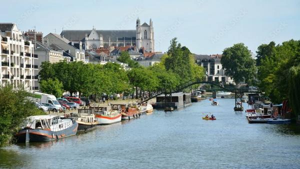 Location Parking - 15 m² (réf : 44.018992)