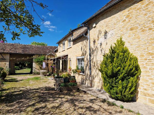 Découvrez cette propriété de caractère aux volumes généreux, idéale pour une grande famille, un projet de gîtes ou chambres d’hôtes, ou comme résidence secondaire. Située à 15 min de Houdan, sur le village de Cherisy et à moins de 45min de Paris, cette propriété est un havre de paix !

Implantée sur un terrain magnifiquement arboré et parfaitement entretenu, cette demeure de 11 pièces offre un potentiel remarquable et un cachet unique, tout en nécessitant quelques travaux de rafraîchissement pour révéler pleinement son charme.

Au rez-de-chaussée :
Un très beau salon central cathédrale, baigné de lumière, avec une belle hauteur sous plafond et sa grande cheminée avec insert, donne sur  une salle à manger attenante d’environ 23 m², qui s’ouvre sur une vaste véranda lumineuse, offrant une vue dégagée sur le jardin et un accès direct à une grande terrasse d’environ 40 m².
    • Aile droite : deux chambres, avec leurs salles de bain et WC privatifs, ainsi qu’un bureau pouvant servir de 3ème chambre.
    • Aile gauche : une grande cuisine, avec son arrière-cuisine, et un accès à une surprenante cave, ainsi qu’un atelier pouvant facilement être transformé en bureau spacieux ou espace professionnel (d'environ 25m2).

À l’étage :
    • Aile droite : une grande mezzanine surplombant le salon, agrémentée d’une magnifique cheminée avec insert, actuellement aménagée en salle de billard. Un couloir dessert ensuite deux grandes chambres, une salle de bain et un WC.
    • Aile gauche : deux grandes chambres supplémentaires (22m2 et 28m2), une salle d’eau attenante, deux pièces de rangement et un WC indépendant.

Extérieurs et annexes :
Avec ces 2 façades très différentes, vous retrouvez 2 ambiances. Côté jardin, une façade restée au naturel avec sa vigne vierge et côté entrée de la propriété, une façade joliment refaite pour un bel effet pierre.
Une dépendance complète l’ensemble, comprenant trois chambres froides, des espaces de stockage ainsi qu’un très grand garage motorisé d’environ 30 m².

Prestations techniques :
    • Pompe à chaleur récente (2023)
    • Chauffe-eaux thermodynamiques
    • Volets roulants 
    • Fibre optique (idéal télétravail)
    • Raccordement au tout-à-l’égout
    • Très bon DPE : C / GES : A

Les atouts :
Très beaux volumes, nombreuses possibilités d’aménagement, environnement paisible et verdoyant… une propriété rare sur le marché, parfaite pour concrétiser vos projets de vie ou d’accueil.

À découvrir sans tarder.