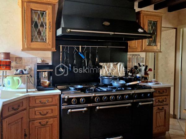 Découvrez cette propriété de caractère aux volumes généreux, idéale pour une grande famille, un projet de gîtes ou chambres d’hôtes, ou comme résidence secondaire. Située à 15 min de Houdan, sur le village de Cherisy et à moins de 45min de Paris, cette propriété est un havre de paix !

Implantée sur un terrain magnifiquement arboré et parfaitement entretenu, cette demeure de 11 pièces offre un potentiel remarquable et un cachet unique, tout en nécessitant quelques travaux de rafraîchissement pour révéler pleinement son charme.

Au rez-de-chaussée :
Un très beau salon central cathédrale, baigné de lumière, avec une belle hauteur sous plafond et sa grande cheminée avec insert, donne sur  une salle à manger attenante d’environ 23 m², qui s’ouvre sur une vaste véranda lumineuse, offrant une vue dégagée sur le jardin et un accès direct à une grande terrasse d’environ 40 m².
    • Aile droite : deux chambres, avec leurs salles de bain et WC privatifs, ainsi qu’un bureau pouvant servir de 3ème chambre.
    • Aile gauche : une grande cuisine, avec son arrière-cuisine, et un accès à une surprenante cave, ainsi qu’un atelier pouvant facilement être transformé en bureau spacieux ou espace professionnel (d'environ 25m2).

À l’étage :
    • Aile droite : une grande mezzanine surplombant le salon, agrémentée d’une magnifique cheminée avec insert, actuellement aménagée en salle de billard. Un couloir dessert ensuite deux grandes chambres, une salle de bain et un WC.
    • Aile gauche : deux grandes chambres supplémentaires (22m2 et 28m2), une salle d’eau attenante, deux pièces de rangement et un WC indépendant.

Extérieurs et annexes :
Avec ces 2 façades très différentes, vous retrouvez 2 ambiances. Côté jardin, une façade restée au naturel avec sa vigne vierge et côté entrée de la propriété, une façade joliment refaite pour un bel effet pierre.
Une dépendance complète l’ensemble, comprenant trois chambres froides, des espaces de stockage ainsi qu’un très grand garage motorisé d’environ 30 m².

Prestations techniques :
    • Pompe à chaleur récente (2023)
    • Chauffe-eaux thermodynamiques
    • Volets roulants 
    • Fibre optique (idéal télétravail)
    • Raccordement au tout-à-l’égout
    • Très bon DPE : C / GES : A

Les atouts :
Très beaux volumes, nombreuses possibilités d’aménagement, environnement paisible et verdoyant… une propriété rare sur le marché, parfaite pour concrétiser vos projets de vie ou d’accueil.

À découvrir sans tarder.