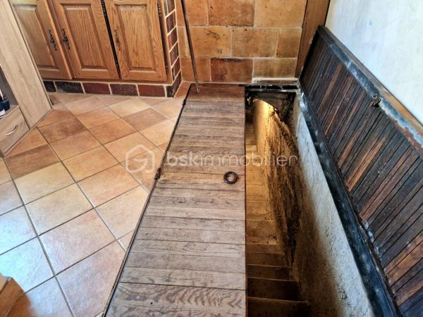 Découvrez cette propriété de caractère aux volumes généreux, idéale pour une grande famille, un projet de gîtes ou chambres d’hôtes, ou comme résidence secondaire. Située à 15 min de Houdan, sur le village de Cherisy et à moins de 45min de Paris, cette propriété est un havre de paix !

Implantée sur un terrain magnifiquement arboré et parfaitement entretenu, cette demeure de 11 pièces offre un potentiel remarquable et un cachet unique, tout en nécessitant quelques travaux de rafraîchissement pour révéler pleinement son charme.

Au rez-de-chaussée :
Un très beau salon central cathédrale, baigné de lumière, avec une belle hauteur sous plafond et sa grande cheminée avec insert, donne sur  une salle à manger attenante d’environ 23 m², qui s’ouvre sur une vaste véranda lumineuse, offrant une vue dégagée sur le jardin et un accès direct à une grande terrasse d’environ 40 m².
    • Aile droite : deux chambres, avec leurs salles de bain et WC privatifs, ainsi qu’un bureau pouvant servir de 3ème chambre.
    • Aile gauche : une grande cuisine, avec son arrière-cuisine, et un accès à une surprenante cave, ainsi qu’un atelier pouvant facilement être transformé en bureau spacieux ou espace professionnel (d'environ 25m2).

À l’étage :
    • Aile droite : une grande mezzanine surplombant le salon, agrémentée d’une magnifique cheminée avec insert, actuellement aménagée en salle de billard. Un couloir dessert ensuite deux grandes chambres, une salle de bain et un WC.
    • Aile gauche : deux grandes chambres supplémentaires (22m2 et 28m2), une salle d’eau attenante, deux pièces de rangement et un WC indépendant.

Extérieurs et annexes :
Avec ces 2 façades très différentes, vous retrouvez 2 ambiances. Côté jardin, une façade restée au naturel avec sa vigne vierge et côté entrée de la propriété, une façade joliment refaite pour un bel effet pierre.
Une dépendance complète l’ensemble, comprenant trois chambres froides, des espaces de stockage ainsi qu’un très grand garage motorisé d’environ 30 m².

Prestations techniques :
    • Pompe à chaleur récente (2023)
    • Chauffe-eaux thermodynamiques
    • Volets roulants 
    • Fibre optique (idéal télétravail)
    • Raccordement au tout-à-l’égout
    • Très bon DPE : C / GES : A

Les atouts :
Très beaux volumes, nombreuses possibilités d’aménagement, environnement paisible et verdoyant… une propriété rare sur le marché, parfaite pour concrétiser vos projets de vie ou d’accueil.

À découvrir sans tarder.
