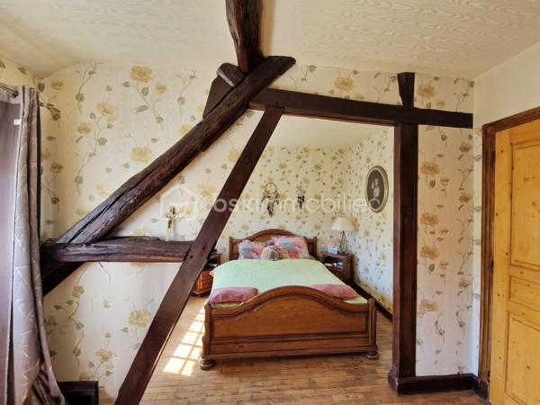 Découvrez cette propriété de caractère aux volumes généreux, idéale pour une grande famille, un projet de gîtes ou chambres d’hôtes, ou comme résidence secondaire. Située à 15 min de Houdan, sur le village de Cherisy et à moins de 45min de Paris, cette propriété est un havre de paix !

Implantée sur un terrain magnifiquement arboré et parfaitement entretenu, cette demeure de 11 pièces offre un potentiel remarquable et un cachet unique, tout en nécessitant quelques travaux de rafraîchissement pour révéler pleinement son charme.

Au rez-de-chaussée :
Un très beau salon central cathédrale, baigné de lumière, avec une belle hauteur sous plafond et sa grande cheminée avec insert, donne sur  une salle à manger attenante d’environ 23 m², qui s’ouvre sur une vaste véranda lumineuse, offrant une vue dégagée sur le jardin et un accès direct à une grande terrasse d’environ 40 m².
    • Aile droite : deux chambres, avec leurs salles de bain et WC privatifs, ainsi qu’un bureau pouvant servir de 3ème chambre.
    • Aile gauche : une grande cuisine, avec son arrière-cuisine, et un accès à une surprenante cave, ainsi qu’un atelier pouvant facilement être transformé en bureau spacieux ou espace professionnel (d'environ 25m2).

À l’étage :
    • Aile droite : une grande mezzanine surplombant le salon, agrémentée d’une magnifique cheminée avec insert, actuellement aménagée en salle de billard. Un couloir dessert ensuite deux grandes chambres, une salle de bain et un WC.
    • Aile gauche : deux grandes chambres supplémentaires (22m2 et 28m2), une salle d’eau attenante, deux pièces de rangement et un WC indépendant.

Extérieurs et annexes :
Avec ces 2 façades très différentes, vous retrouvez 2 ambiances. Côté jardin, une façade restée au naturel avec sa vigne vierge et côté entrée de la propriété, une façade joliment refaite pour un bel effet pierre.
Une dépendance complète l’ensemble, comprenant trois chambres froides, des espaces de stockage ainsi qu’un très grand garage motorisé d’environ 30 m².

Prestations techniques :
    • Pompe à chaleur récente (2023)
    • Chauffe-eaux thermodynamiques
    • Volets roulants 
    • Fibre optique (idéal télétravail)
    • Raccordement au tout-à-l’égout
    • Très bon DPE : C / GES : A

Les atouts :
Très beaux volumes, nombreuses possibilités d’aménagement, environnement paisible et verdoyant… une propriété rare sur le marché, parfaite pour concrétiser vos projets de vie ou d’accueil.

À découvrir sans tarder.