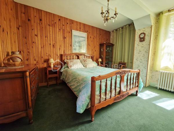 Découvrez cette propriété de caractère aux volumes généreux, idéale pour une grande famille, un projet de gîtes ou chambres d’hôtes, ou comme résidence secondaire. Située à 15 min de Houdan, sur le village de Cherisy et à moins de 45min de Paris, cette propriété est un havre de paix !

Implantée sur un terrain magnifiquement arboré et parfaitement entretenu, cette demeure de 11 pièces offre un potentiel remarquable et un cachet unique, tout en nécessitant quelques travaux de rafraîchissement pour révéler pleinement son charme.

Au rez-de-chaussée :
Un très beau salon central cathédrale, baigné de lumière, avec une belle hauteur sous plafond et sa grande cheminée avec insert, donne sur  une salle à manger attenante d’environ 23 m², qui s’ouvre sur une vaste véranda lumineuse, offrant une vue dégagée sur le jardin et un accès direct à une grande terrasse d’environ 40 m².
    • Aile droite : deux chambres, avec leurs salles de bain et WC privatifs, ainsi qu’un bureau pouvant servir de 3ème chambre.
    • Aile gauche : une grande cuisine, avec son arrière-cuisine, et un accès à une surprenante cave, ainsi qu’un atelier pouvant facilement être transformé en bureau spacieux ou espace professionnel (d'environ 25m2).

À l’étage :
    • Aile droite : une grande mezzanine surplombant le salon, agrémentée d’une magnifique cheminée avec insert, actuellement aménagée en salle de billard. Un couloir dessert ensuite deux grandes chambres, une salle de bain et un WC.
    • Aile gauche : deux grandes chambres supplémentaires (22m2 et 28m2), une salle d’eau attenante, deux pièces de rangement et un WC indépendant.

Extérieurs et annexes :
Avec ces 2 façades très différentes, vous retrouvez 2 ambiances. Côté jardin, une façade restée au naturel avec sa vigne vierge et côté entrée de la propriété, une façade joliment refaite pour un bel effet pierre.
Une dépendance complète l’ensemble, comprenant trois chambres froides, des espaces de stockage ainsi qu’un très grand garage motorisé d’environ 30 m².

Prestations techniques :
    • Pompe à chaleur récente (2023)
    • Chauffe-eaux thermodynamiques
    • Volets roulants 
    • Fibre optique (idéal télétravail)
    • Raccordement au tout-à-l’égout
    • Très bon DPE : C / GES : A

Les atouts :
Très beaux volumes, nombreuses possibilités d’aménagement, environnement paisible et verdoyant… une propriété rare sur le marché, parfaite pour concrétiser vos projets de vie ou d’accueil.

À découvrir sans tarder.
