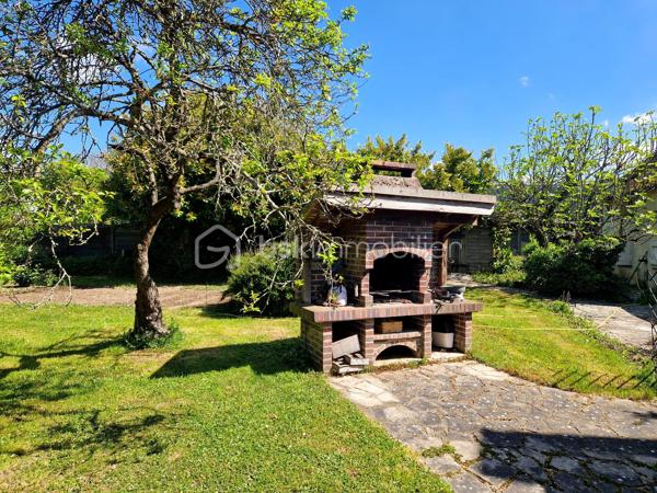 Découvrez cette propriété de caractère aux volumes généreux, idéale pour une grande famille, un projet de gîtes ou chambres d’hôtes, ou comme résidence secondaire. Située à 15 min de Houdan, sur le village de Cherisy et à moins de 45min de Paris, cette propriété est un havre de paix !

Implantée sur un terrain magnifiquement arboré et parfaitement entretenu, cette demeure de 11 pièces offre un potentiel remarquable et un cachet unique, tout en nécessitant quelques travaux de rafraîchissement pour révéler pleinement son charme.

Au rez-de-chaussée :
Un très beau salon central cathédrale, baigné de lumière, avec une belle hauteur sous plafond et sa grande cheminée avec insert, donne sur  une salle à manger attenante d’environ 23 m², qui s’ouvre sur une vaste véranda lumineuse, offrant une vue dégagée sur le jardin et un accès direct à une grande terrasse d’environ 40 m².
    • Aile droite : deux chambres, avec leurs salles de bain et WC privatifs, ainsi qu’un bureau pouvant servir de 3ème chambre.
    • Aile gauche : une grande cuisine, avec son arrière-cuisine, et un accès à une surprenante cave, ainsi qu’un atelier pouvant facilement être transformé en bureau spacieux ou espace professionnel (d'environ 25m2).

À l’étage :
    • Aile droite : une grande mezzanine surplombant le salon, agrémentée d’une magnifique cheminée avec insert, actuellement aménagée en salle de billard. Un couloir dessert ensuite deux grandes chambres, une salle de bain et un WC.
    • Aile gauche : deux grandes chambres supplémentaires (22m2 et 28m2), une salle d’eau attenante, deux pièces de rangement et un WC indépendant.

Extérieurs et annexes :
Avec ces 2 façades très différentes, vous retrouvez 2 ambiances. Côté jardin, une façade restée au naturel avec sa vigne vierge et côté entrée de la propriété, une façade joliment refaite pour un bel effet pierre.
Une dépendance complète l’ensemble, comprenant trois chambres froides, des espaces de stockage ainsi qu’un très grand garage motorisé d’environ 30 m².

Prestations techniques :
    • Pompe à chaleur récente (2023)
    • Chauffe-eaux thermodynamiques
    • Volets roulants 
    • Fibre optique (idéal télétravail)
    • Raccordement au tout-à-l’égout
    • Très bon DPE : C / GES : A

Les atouts :
Très beaux volumes, nombreuses possibilités d’aménagement, environnement paisible et verdoyant… une propriété rare sur le marché, parfaite pour concrétiser vos projets de vie ou d’accueil.

À découvrir sans tarder.