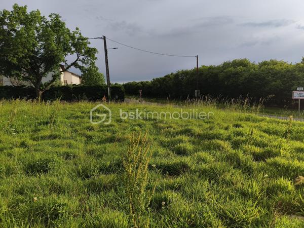 Ce terrain, constructible attend votre projet de construction.
 Le terrain est plat, en fin de zone résidentielle, tourné vers la campagne, tout en étant proche des commodités.
Il vous restera la viabilisation à prévoir pour votre maison individuelle.
L'eau et l'électricité passent tout proche.
Vous pouvez également prévoir un redécoupage allant de 9 à 12 logements.