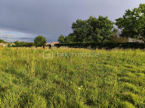 Ce terrain, constructible attend votre projet de construction.
 Le terrain est plat, en fin de zone résidentielle, tourné vers la campagne, tout en étant proche des commodités.
Il vous restera la viabilisation à prévoir pour votre maison individuelle.
L'eau et l'électricité passent tout proche.
Vous pouvez également prévoir un redécoupage allant de 9 à 12 logements.