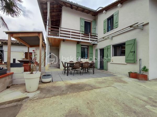 Cette maison, entièrement rénovée, n'attend plus que vous pour poser vos valises !

Le terrain est entièrement clôturé, et fermé par un portail.

Au rez-de-chaussée, une grande pièce de vie, un bureau, une cuisine, un espace buanderie débarras, et une salle d'eau avec toilette.
L'escalier en colimaçon vous amènera au premier étage, où vous trouverez une chambre parentale avec salle de bain et dressing, et trois autres chambres, ainsi qu'une seconde salle de bain, avec douche à l'italienne, baignoire et son dressing.
Le grenier est accessible.
En extérieur, quelques dépendances pour du rangement, un espace poulailler, un jardin. Un puits.
Un grand emplacement parking extérieur, et parking couvert.

Chauffage électrique, double vitrage, volets bois, tout à l'égout. Isolation des combles. Les façades viennent d'être refaite.

Proche de toutes les commodités.

Coup de cœur assuré !

VOTRE CONSEILLERE EST DISPONIBLE 7/7 JOURS