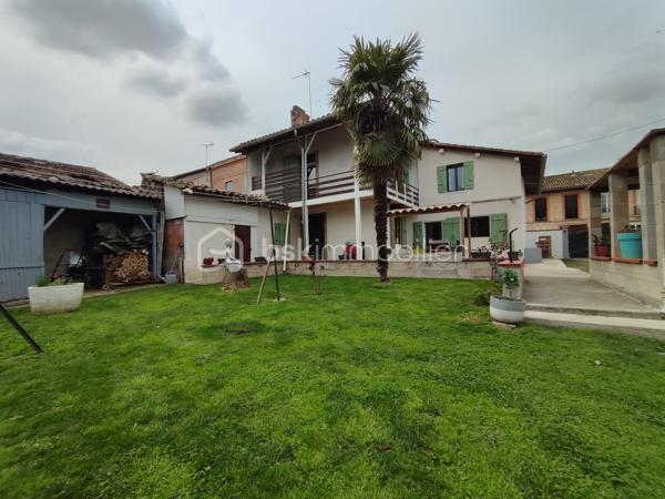 Cette maison, entièrement rénovée, n'attend plus que vous pour poser vos valises !

Le terrain est entièrement clôturé, et fermé par un portail.

Au rez-de-chaussée, une grande pièce de vie, un bureau, une cuisine, un espace buanderie débarras, et une salle d'eau avec toilette.
L'escalier en colimaçon vous amènera au premier étage, où vous trouverez une chambre parentale avec salle de bain et dressing, et trois autres chambres, ainsi qu'une seconde salle de bain, avec douche à l'italienne, baignoire et son dressing.
Le grenier est accessible.
En extérieur, quelques dépendances pour du rangement, un espace poulailler, un jardin. Un puits.
Un grand emplacement parking extérieur, et parking couvert.

Chauffage électrique, double vitrage, volets bois, tout à l'égout. Isolation des combles. Les façades viennent d'être refaite.

Proche de toutes les commodités.

Coup de cœur assuré !

VOTRE CONSEILLERE EST DISPONIBLE 7/7 JOURS
