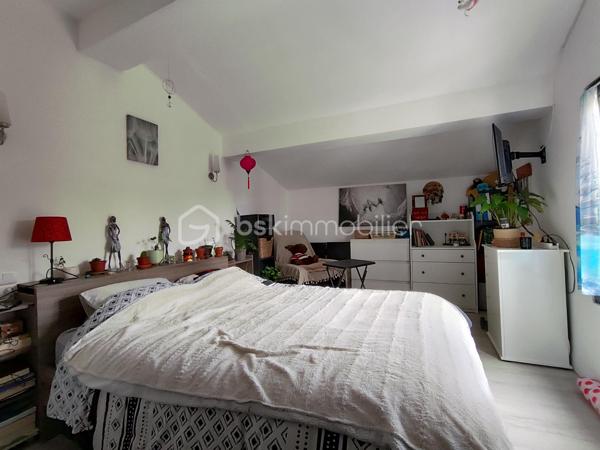 Cette maison, entièrement rénovée, n'attend plus que vous pour poser vos valises !

Le terrain est entièrement clôturé, et fermé par un portail.

Au rez-de-chaussée, une grande pièce de vie, un bureau, une cuisine, un espace buanderie débarras, et une salle d'eau avec toilette.
L'escalier en colimaçon vous amènera au premier étage, où vous trouverez une chambre parentale avec salle de bain et dressing, et trois autres chambres, ainsi qu'une seconde salle de bain, avec douche à l'italienne, baignoire et son dressing.
Le grenier est accessible.
En extérieur, quelques dépendances pour du rangement, un espace poulailler, un jardin. Un puits.
Un grand emplacement parking extérieur, et parking couvert.

Chauffage électrique, double vitrage, volets bois, tout à l'égout. Isolation des combles. Les façades viennent d'être refaite.

Proche de toutes les commodités.

Coup de cœur assuré !

VOTRE CONSEILLERE EST DISPONIBLE 7/7 JOURS