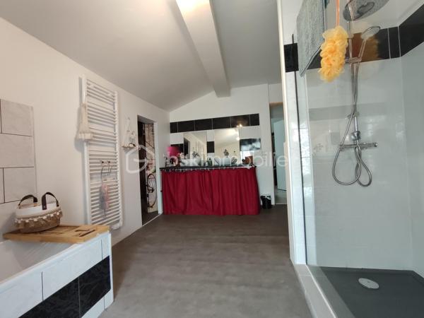 Cette maison, entièrement rénovée, n'attend plus que vous pour poser vos valises !

Le terrain est entièrement clôturé, et fermé par un portail.

Au rez-de-chaussée, une grande pièce de vie, un bureau, une cuisine, un espace buanderie débarras, et une salle d'eau avec toilette.
L'escalier en colimaçon vous amènera au premier étage, où vous trouverez une chambre parentale avec salle de bain et dressing, et trois autres chambres, ainsi qu'une seconde salle de bain, avec douche à l'italienne, baignoire et son dressing.
Le grenier est accessible.
En extérieur, quelques dépendances pour du rangement, un espace poulailler, un jardin. Un puits.
Un grand emplacement parking extérieur, et parking couvert.

Chauffage électrique, double vitrage, volets bois, tout à l'égout. Isolation des combles. Les façades viennent d'être refaite.

Proche de toutes les commodités.

Coup de cœur assuré !

VOTRE CONSEILLERE EST DISPONIBLE 7/7 JOURS