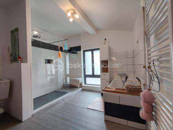 Cette maison, entièrement rénovée, n'attend plus que vous pour poser vos valises !

Le terrain est entièrement clôturé, et fermé par un portail.

Au rez-de-chaussée, une grande pièce de vie, un bureau, une cuisine, un espace buanderie débarras, et une salle d'eau avec toilette.
L'escalier en colimaçon vous amènera au premier étage, où vous trouverez une chambre parentale avec salle de bain et dressing, et trois autres chambres, ainsi qu'une seconde salle de bain, avec douche à l'italienne, baignoire et son dressing.
Le grenier est accessible.
En extérieur, quelques dépendances pour du rangement, un espace poulailler, un jardin. Un puits.
Un grand emplacement parking extérieur, et parking couvert.

Chauffage électrique, double vitrage, volets bois, tout à l'égout. Isolation des combles. Les façades viennent d'être refaite.

Proche de toutes les commodités.

Coup de cœur assuré !

VOTRE CONSEILLERE EST DISPONIBLE 7/7 JOURS