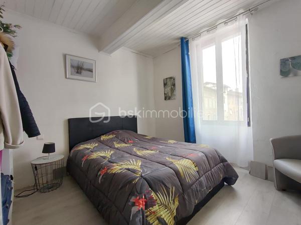 Cette maison, entièrement rénovée, n'attend plus que vous pour poser vos valises !

Le terrain est entièrement clôturé, et fermé par un portail.

Au rez-de-chaussée, une grande pièce de vie, un bureau, une cuisine, un espace buanderie débarras, et une salle d'eau avec toilette.
L'escalier en colimaçon vous amènera au premier étage, où vous trouverez une chambre parentale avec salle de bain et dressing, et trois autres chambres, ainsi qu'une seconde salle de bain, avec douche à l'italienne, baignoire et son dressing.
Le grenier est accessible.
En extérieur, quelques dépendances pour du rangement, un espace poulailler, un jardin. Un puits.
Un grand emplacement parking extérieur, et parking couvert.

Chauffage électrique, double vitrage, volets bois, tout à l'égout. Isolation des combles. Les façades viennent d'être refaite.

Proche de toutes les commodités.

Coup de cœur assuré !

VOTRE CONSEILLERE EST DISPONIBLE 7/7 JOURS
