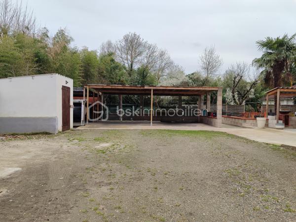 Cette maison, entièrement rénovée, n'attend plus que vous pour poser vos valises !

Le terrain est entièrement clôturé, et fermé par un portail.

Au rez-de-chaussée, une grande pièce de vie, un bureau, une cuisine, un espace buanderie débarras, et une salle d'eau avec toilette.
L'escalier en colimaçon vous amènera au premier étage, où vous trouverez une chambre parentale avec salle de bain et dressing, et trois autres chambres, ainsi qu'une seconde salle de bain, avec douche à l'italienne, baignoire et son dressing.
Le grenier est accessible.
En extérieur, quelques dépendances pour du rangement, un espace poulailler, un jardin. Un puits.
Un grand emplacement parking extérieur, et parking couvert.

Chauffage électrique, double vitrage, volets bois, tout à l'égout. Isolation des combles. Les façades viennent d'être refaite.

Proche de toutes les commodités.

Coup de cœur assuré !

VOTRE CONSEILLERE EST DISPONIBLE 7/7 JOURS