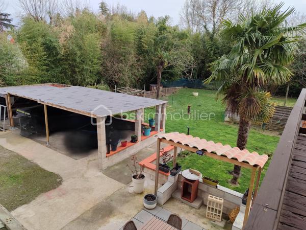 Cette maison, entièrement rénovée, n'attend plus que vous pour poser vos valises !

Le terrain est entièrement clôturé, et fermé par un portail.

Au rez-de-chaussée, une grande pièce de vie, un bureau, une cuisine, un espace buanderie débarras, et une salle d'eau avec toilette.
L'escalier en colimaçon vous amènera au premier étage, où vous trouverez une chambre parentale avec salle de bain et dressing, et trois autres chambres, ainsi qu'une seconde salle de bain, avec douche à l'italienne, baignoire et son dressing.
Le grenier est accessible.
En extérieur, quelques dépendances pour du rangement, un espace poulailler, un jardin. Un puits.
Un grand emplacement parking extérieur, et parking couvert.

Chauffage électrique, double vitrage, volets bois, tout à l'égout. Isolation des combles. Les façades viennent d'être refaite.

Proche de toutes les commodités.

Coup de cœur assuré !

VOTRE CONSEILLERE EST DISPONIBLE 7/7 JOURS