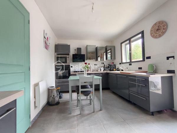 Cette maison, entièrement rénovée, n'attend plus que vous pour poser vos valises !

Le terrain est entièrement clôturé, et fermé par un portail.

Au rez-de-chaussée, une grande pièce de vie, un bureau, une cuisine, un espace buanderie débarras, et une salle d'eau avec toilette.
L'escalier en colimaçon vous amènera au premier étage, où vous trouverez une chambre parentale avec salle de bain et dressing, et trois autres chambres, ainsi qu'une seconde salle de bain, avec douche à l'italienne, baignoire et son dressing.
Le grenier est accessible.
En extérieur, quelques dépendances pour du rangement, un espace poulailler, un jardin. Un puits.
Un grand emplacement parking extérieur, et parking couvert.

Chauffage électrique, double vitrage, volets bois, tout à l'égout. Isolation des combles. Les façades viennent d'être refaite.

Proche de toutes les commodités.

Coup de cœur assuré !

VOTRE CONSEILLERE EST DISPONIBLE 7/7 JOURS