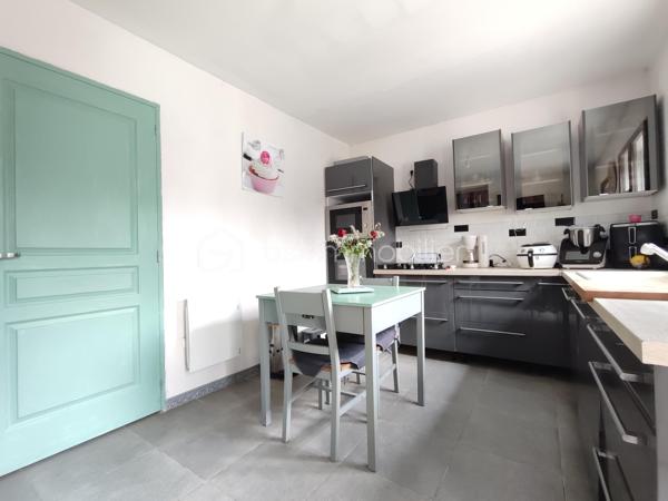 Cette maison, entièrement rénovée, n'attend plus que vous pour poser vos valises !

Le terrain est entièrement clôturé, et fermé par un portail.

Au rez-de-chaussée, une grande pièce de vie, un bureau, une cuisine, un espace buanderie débarras, et une salle d'eau avec toilette.
L'escalier en colimaçon vous amènera au premier étage, où vous trouverez une chambre parentale avec salle de bain et dressing, et trois autres chambres, ainsi qu'une seconde salle de bain, avec douche à l'italienne, baignoire et son dressing.
Le grenier est accessible.
En extérieur, quelques dépendances pour du rangement, un espace poulailler, un jardin. Un puits.
Un grand emplacement parking extérieur, et parking couvert.

Chauffage électrique, double vitrage, volets bois, tout à l'égout. Isolation des combles. Les façades viennent d'être refaite.

Proche de toutes les commodités.

Coup de cœur assuré !

VOTRE CONSEILLERE EST DISPONIBLE 7/7 JOURS