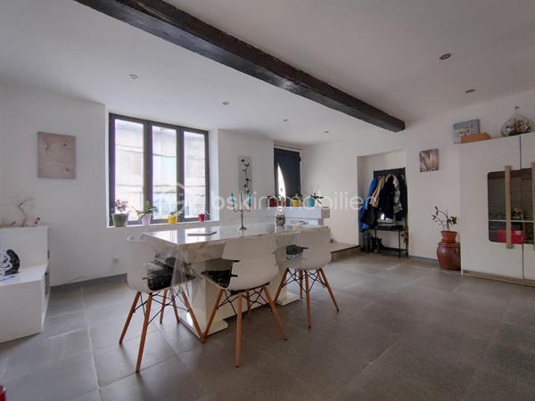 Cette maison, entièrement rénovée, n'attend plus que vous pour poser vos valises !

Le terrain est entièrement clôturé, et fermé par un portail.

Au rez-de-chaussée, une grande pièce de vie, un bureau, une cuisine, un espace buanderie débarras, et une salle d'eau avec toilette.
L'escalier en colimaçon vous amènera au premier étage, où vous trouverez une chambre parentale avec salle de bain et dressing, et trois autres chambres, ainsi qu'une seconde salle de bain, avec douche à l'italienne, baignoire et son dressing.
Le grenier est accessible.
En extérieur, quelques dépendances pour du rangement, un espace poulailler, un jardin. Un puits.
Un grand emplacement parking extérieur, et parking couvert.

Chauffage électrique, double vitrage, volets bois, tout à l'égout. Isolation des combles. Les façades viennent d'être refaite.

Proche de toutes les commodités.

Coup de cœur assuré !

VOTRE CONSEILLERE EST DISPONIBLE 7/7 JOURS