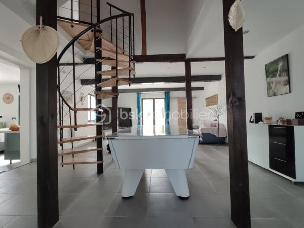 Cette maison, entièrement rénovée, n'attend plus que vous pour poser vos valises !

Le terrain est entièrement clôturé, et fermé par un portail.

Au rez-de-chaussée, une grande pièce de vie, un bureau, une cuisine, un espace buanderie débarras, et une salle d'eau avec toilette.
L'escalier en colimaçon vous amènera au premier étage, où vous trouverez une chambre parentale avec salle de bain et dressing, et trois autres chambres, ainsi qu'une seconde salle de bain, avec douche à l'italienne, baignoire et son dressing.
Le grenier est accessible.
En extérieur, quelques dépendances pour du rangement, un espace poulailler, un jardin. Un puits.
Un grand emplacement parking extérieur, et parking couvert.

Chauffage électrique, double vitrage, volets bois, tout à l'égout. Isolation des combles. Les façades viennent d'être refaite.

Proche de toutes les commodités.

Coup de cœur assuré !

VOTRE CONSEILLERE EST DISPONIBLE 7/7 JOURS
