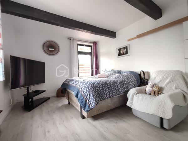Cette maison, entièrement rénovée, n'attend plus que vous pour poser vos valises !

Le terrain est entièrement clôturé, et fermé par un portail.

Au rez-de-chaussée, une grande pièce de vie, un bureau, une cuisine, un espace buanderie débarras, et une salle d'eau avec toilette.
L'escalier en colimaçon vous amènera au premier étage, où vous trouverez une chambre parentale avec salle de bain et dressing, et trois autres chambres, ainsi qu'une seconde salle de bain, avec douche à l'italienne, baignoire et son dressing.
Le grenier est accessible.
En extérieur, quelques dépendances pour du rangement, un espace poulailler, un jardin. Un puits.
Un grand emplacement parking extérieur, et parking couvert.

Chauffage électrique, double vitrage, volets bois, tout à l'égout. Isolation des combles. Les façades viennent d'être refaite.

Proche de toutes les commodités.

Coup de cœur assuré !

VOTRE CONSEILLERE EST DISPONIBLE 7/7 JOURS