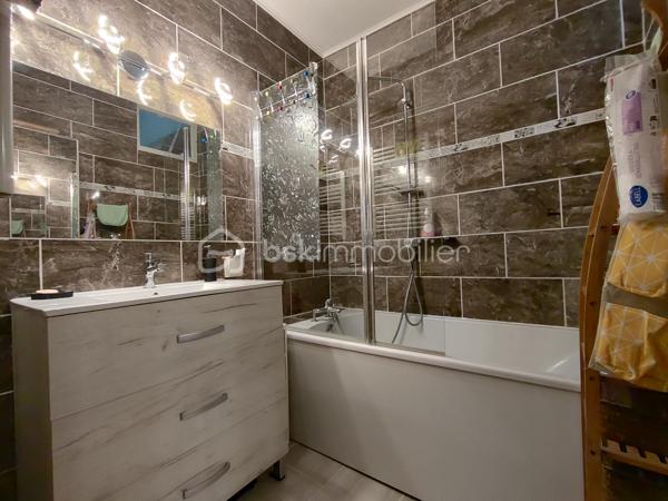 Cette maison, entièrement rénovée, n'attend plus que vous pour poser vos valises !

Le terrain est entièrement clôturé, et fermé par un portail.

Au rez-de-chaussée, une grande pièce de vie, un bureau, une cuisine, un espace buanderie débarras, et une salle d'eau avec toilette.
L'escalier en colimaçon vous amènera au premier étage, où vous trouverez une chambre parentale avec salle de bain et dressing, et trois autres chambres, ainsi qu'une seconde salle de bain, avec douche à l'italienne, baignoire et son dressing.
Le grenier est accessible.
En extérieur, quelques dépendances pour du rangement, un espace poulailler, un jardin. Un puits.
Un grand emplacement parking extérieur, et parking couvert.

Chauffage électrique, double vitrage, volets bois, tout à l'égout. Isolation des combles. Les façades viennent d'être refaite.

Proche de toutes les commodités.

Coup de cœur assuré !

VOTRE CONSEILLERE EST DISPONIBLE 7/7 JOURS