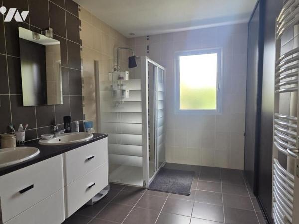 Maison individuelle plain pied 136m² habitables, quatre chambres sur terrain de 1078m²