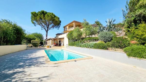 Dans un secteur prisé de Bagnols-sur-Cèze (30200), proche des commodités, venez découvrir cette villa T6 de plus de 156m² avec une vue dégagée, chambres en RDC, spa, piscine, pool house, le tout sur un terrain de 1136m². 
La maison est composée comme suit : 
Au RDC :
- Un salon/séjour avec cuisine donnant sur une magnifique terrasse avec VUE
- Deux chambres dont une avec dressing
- Une salle d'eau 
- Un WC indépendant
- Un cellier 
- Une pièce avec spa
À l'étage : 
- Deux chambres donnant sur une autre terrasse 
- Une salle de bains avec WC 
Côté extérieur, profitez d'un jardin entretenu avec soin, piscine 7,5x3,5 chauffée avec une pompe à chaleur et pool house, 
Menuiseries en double vitrage pvc et aluminum, chauffage au sol, portail électrique et poêle à granulés. 
Pour plus d'informations et demande de visite, n'hésitez pas à contacter Colline RIGAUT au O7 69 77 44 19