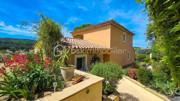 Dans un secteur prisé de Bagnols-sur-Cèze (30200), proche des commodités, venez découvrir cette villa T6 de plus de 156m² avec une vue dégagée, chambres en RDC, spa, piscine, pool house, le tout sur un terrain de 1136m². 
La maison est composée comme suit : 
Au RDC :
- Un salon/séjour avec cuisine donnant sur une magnifique terrasse avec VUE
- Deux chambres dont une avec dressing
- Une salle d'eau 
- Un WC indépendant
- Un cellier 
- Une pièce avec spa
À l'étage : 
- Deux chambres donnant sur une autre terrasse 
- Une salle de bains avec WC 
Côté extérieur, profitez d'un jardin entretenu avec soin, piscine 7,5x3,5 chauffée avec une pompe à chaleur et pool house, 
Menuiseries en double vitrage pvc et aluminum, chauffage au sol, portail électrique et poêle à granulés. 
Pour plus d'informations et demande de visite, n'hésitez pas à contacter Colline RIGAUT au O7 69 77 44 19