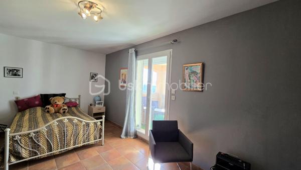 Dans un secteur prisé de Bagnols-sur-Cèze (30200), proche des commodités, venez découvrir cette villa T6 de plus de 156m² avec une vue dégagée, chambres en RDC, spa, piscine, pool house, le tout sur un terrain de 1136m². 
La maison est composée comme suit : 
Au RDC :
- Un salon/séjour avec cuisine donnant sur une magnifique terrasse avec VUE
- Deux chambres dont une avec dressing
- Une salle d'eau 
- Un WC indépendant
- Un cellier 
- Une pièce avec spa
À l'étage : 
- Deux chambres donnant sur une autre terrasse 
- Une salle de bains avec WC 
Côté extérieur, profitez d'un jardin entretenu avec soin, piscine 7,5x3,5 chauffée avec une pompe à chaleur et pool house, 
Menuiseries en double vitrage pvc et aluminum, chauffage au sol, portail électrique et poêle à granulés. 
Pour plus d'informations et demande de visite, n'hésitez pas à contacter Colline RIGAUT au O7 69 77 44 19