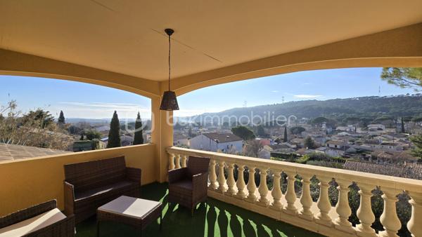 Dans un secteur prisé de Bagnols-sur-Cèze (30200), proche des commodités, venez découvrir cette villa T6 de plus de 156m² avec une vue dégagée, chambres en RDC, spa, piscine, pool house, le tout sur un terrain de 1136m². 
La maison est composée comme suit : 
Au RDC :
- Un salon/séjour avec cuisine donnant sur une magnifique terrasse avec VUE
- Deux chambres dont une avec dressing
- Une salle d'eau 
- Un WC indépendant
- Un cellier 
- Une pièce avec spa
À l'étage : 
- Deux chambres donnant sur une autre terrasse 
- Une salle de bains avec WC 
Côté extérieur, profitez d'un jardin entretenu avec soin, piscine 7,5x3,5 chauffée avec une pompe à chaleur et pool house, 
Menuiseries en double vitrage pvc et aluminum, chauffage au sol, portail électrique et poêle à granulés. 
Pour plus d'informations et demande de visite, n'hésitez pas à contacter Colline RIGAUT au O7 69 77 44 19
