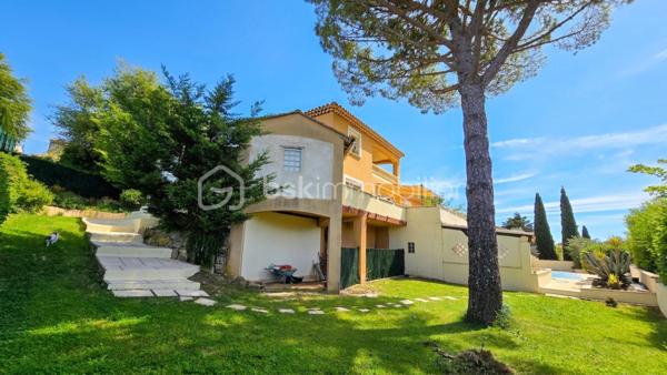 Dans un secteur prisé de Bagnols-sur-Cèze (30200), proche des commodités, venez découvrir cette villa T6 de plus de 156m² avec une vue dégagée, chambres en RDC, spa, piscine, pool house, le tout sur un terrain de 1136m². 
La maison est composée comme suit : 
Au RDC :
- Un salon/séjour avec cuisine donnant sur une magnifique terrasse avec VUE
- Deux chambres dont une avec dressing
- Une salle d'eau 
- Un WC indépendant
- Un cellier 
- Une pièce avec spa
À l'étage : 
- Deux chambres donnant sur une autre terrasse 
- Une salle de bains avec WC 
Côté extérieur, profitez d'un jardin entretenu avec soin, piscine 7,5x3,5 chauffée avec une pompe à chaleur et pool house, 
Menuiseries en double vitrage pvc et aluminum, chauffage au sol, portail électrique et poêle à granulés. 
Pour plus d'informations et demande de visite, n'hésitez pas à contacter Colline RIGAUT au O7 69 77 44 19