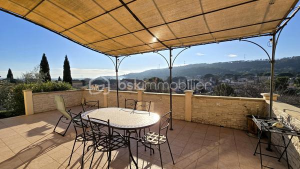 Dans un secteur prisé de Bagnols-sur-Cèze (30200), proche des commodités, venez découvrir cette villa T6 de plus de 156m² avec une vue dégagée, chambres en RDC, spa, piscine, pool house, le tout sur un terrain de 1136m². 
La maison est composée comme suit : 
Au RDC :
- Un salon/séjour avec cuisine donnant sur une magnifique terrasse avec VUE
- Deux chambres dont une avec dressing
- Une salle d'eau 
- Un WC indépendant
- Un cellier 
- Une pièce avec spa
À l'étage : 
- Deux chambres donnant sur une autre terrasse 
- Une salle de bains avec WC 
Côté extérieur, profitez d'un jardin entretenu avec soin, piscine 7,5x3,5 chauffée avec une pompe à chaleur et pool house, 
Menuiseries en double vitrage pvc et aluminum, chauffage au sol, portail électrique et poêle à granulés. 
Pour plus d'informations et demande de visite, n'hésitez pas à contacter Colline RIGAUT au O7 69 77 44 19