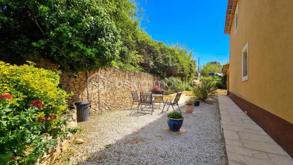 Dans un secteur prisé de Bagnols-sur-Cèze (30200), proche des commodités, venez découvrir cette villa T6 de plus de 156m² avec une vue dégagée, chambres en RDC, spa, piscine, pool house, le tout sur un terrain de 1136m². 
La maison est composée comme suit : 
Au RDC :
- Un salon/séjour avec cuisine donnant sur une magnifique terrasse avec VUE
- Deux chambres dont une avec dressing
- Une salle d'eau 
- Un WC indépendant
- Un cellier 
- Une pièce avec spa
À l'étage : 
- Deux chambres donnant sur une autre terrasse 
- Une salle de bains avec WC 
Côté extérieur, profitez d'un jardin entretenu avec soin, piscine 7,5x3,5 chauffée avec une pompe à chaleur et pool house, 
Menuiseries en double vitrage pvc et aluminum, chauffage au sol, portail électrique et poêle à granulés. 
Pour plus d'informations et demande de visite, n'hésitez pas à contacter Colline RIGAUT au O7 69 77 44 19