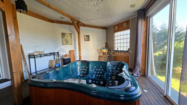 Dans un secteur prisé de Bagnols-sur-Cèze (30200), proche des commodités, venez découvrir cette villa T6 de plus de 156m² avec une vue dégagée, chambres en RDC, spa, piscine, pool house, le tout sur un terrain de 1136m². 
La maison est composée comme suit : 
Au RDC :
- Un salon/séjour avec cuisine donnant sur une magnifique terrasse avec VUE
- Deux chambres dont une avec dressing
- Une salle d'eau 
- Un WC indépendant
- Un cellier 
- Une pièce avec spa
À l'étage : 
- Deux chambres donnant sur une autre terrasse 
- Une salle de bains avec WC 
Côté extérieur, profitez d'un jardin entretenu avec soin, piscine 7,5x3,5 chauffée avec une pompe à chaleur et pool house, 
Menuiseries en double vitrage pvc et aluminum, chauffage au sol, portail électrique et poêle à granulés. 
Pour plus d'informations et demande de visite, n'hésitez pas à contacter Colline RIGAUT au O7 69 77 44 19