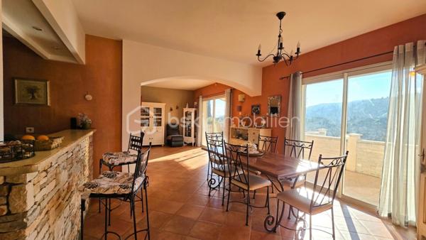 Dans un secteur prisé de Bagnols-sur-Cèze (30200), proche des commodités, venez découvrir cette villa T6 de plus de 156m² avec une vue dégagée, chambres en RDC, spa, piscine, pool house, le tout sur un terrain de 1136m². 
La maison est composée comme suit : 
Au RDC :
- Un salon/séjour avec cuisine donnant sur une magnifique terrasse avec VUE
- Deux chambres dont une avec dressing
- Une salle d'eau 
- Un WC indépendant
- Un cellier 
- Une pièce avec spa
À l'étage : 
- Deux chambres donnant sur une autre terrasse 
- Une salle de bains avec WC 
Côté extérieur, profitez d'un jardin entretenu avec soin, piscine 7,5x3,5 chauffée avec une pompe à chaleur et pool house, 
Menuiseries en double vitrage pvc et aluminum, chauffage au sol, portail électrique et poêle à granulés. 
Pour plus d'informations et demande de visite, n'hésitez pas à contacter Colline RIGAUT au O7 69 77 44 19
