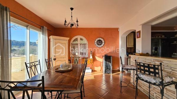 Dans un secteur prisé de Bagnols-sur-Cèze (30200), proche des commodités, venez découvrir cette villa T6 de plus de 156m² avec une vue dégagée, chambres en RDC, spa, piscine, pool house, le tout sur un terrain de 1136m². 
La maison est composée comme suit : 
Au RDC :
- Un salon/séjour avec cuisine donnant sur une magnifique terrasse avec VUE
- Deux chambres dont une avec dressing
- Une salle d'eau 
- Un WC indépendant
- Un cellier 
- Une pièce avec spa
À l'étage : 
- Deux chambres donnant sur une autre terrasse 
- Une salle de bains avec WC 
Côté extérieur, profitez d'un jardin entretenu avec soin, piscine 7,5x3,5 chauffée avec une pompe à chaleur et pool house, 
Menuiseries en double vitrage pvc et aluminum, chauffage au sol, portail électrique et poêle à granulés. 
Pour plus d'informations et demande de visite, n'hésitez pas à contacter Colline RIGAUT au O7 69 77 44 19