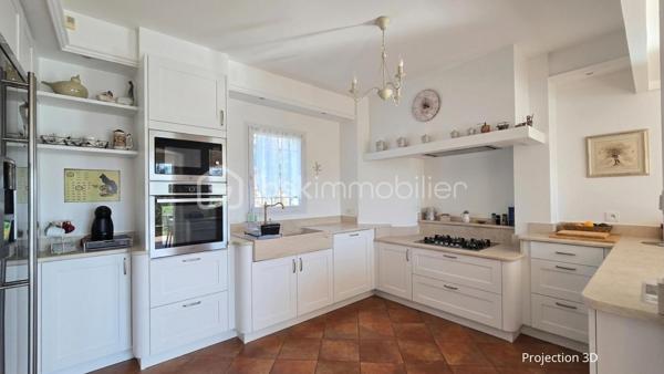 Dans un secteur prisé de Bagnols-sur-Cèze (30200), proche des commodités, venez découvrir cette villa T6 de plus de 156m² avec une vue dégagée, chambres en RDC, spa, piscine, pool house, le tout sur un terrain de 1136m². 
La maison est composée comme suit : 
Au RDC :
- Un salon/séjour avec cuisine donnant sur une magnifique terrasse avec VUE
- Deux chambres dont une avec dressing
- Une salle d'eau 
- Un WC indépendant
- Un cellier 
- Une pièce avec spa
À l'étage : 
- Deux chambres donnant sur une autre terrasse 
- Une salle de bains avec WC 
Côté extérieur, profitez d'un jardin entretenu avec soin, piscine 7,5x3,5 chauffée avec une pompe à chaleur et pool house, 
Menuiseries en double vitrage pvc et aluminum, chauffage au sol, portail électrique et poêle à granulés. 
Pour plus d'informations et demande de visite, n'hésitez pas à contacter Colline RIGAUT au O7 69 77 44 19