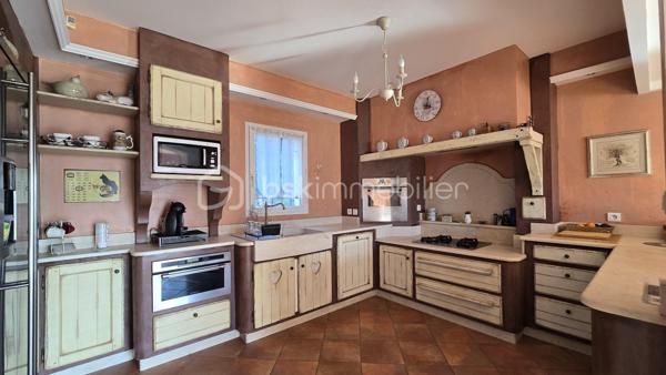 Dans un secteur prisé de Bagnols-sur-Cèze (30200), proche des commodités, venez découvrir cette villa T6 de plus de 156m² avec une vue dégagée, chambres en RDC, spa, piscine, pool house, le tout sur un terrain de 1136m². 
La maison est composée comme suit : 
Au RDC :
- Un salon/séjour avec cuisine donnant sur une magnifique terrasse avec VUE
- Deux chambres dont une avec dressing
- Une salle d'eau 
- Un WC indépendant
- Un cellier 
- Une pièce avec spa
À l'étage : 
- Deux chambres donnant sur une autre terrasse 
- Une salle de bains avec WC 
Côté extérieur, profitez d'un jardin entretenu avec soin, piscine 7,5x3,5 chauffée avec une pompe à chaleur et pool house, 
Menuiseries en double vitrage pvc et aluminum, chauffage au sol, portail électrique et poêle à granulés. 
Pour plus d'informations et demande de visite, n'hésitez pas à contacter Colline RIGAUT au O7 69 77 44 19