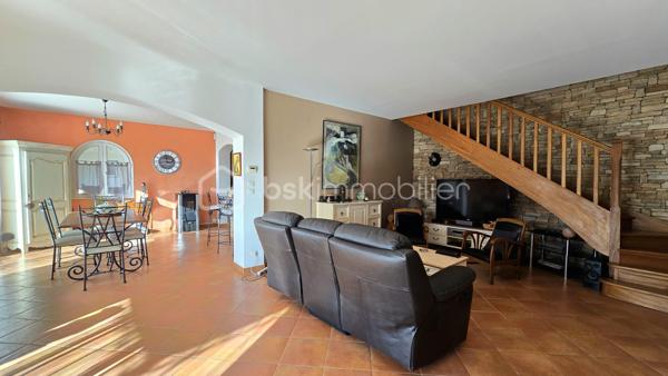 Dans un secteur prisé de Bagnols-sur-Cèze (30200), proche des commodités, venez découvrir cette villa T6 de plus de 156m² avec une vue dégagée, chambres en RDC, spa, piscine, pool house, le tout sur un terrain de 1136m². 
La maison est composée comme suit : 
Au RDC :
- Un salon/séjour avec cuisine donnant sur une magnifique terrasse avec VUE
- Deux chambres dont une avec dressing
- Une salle d'eau 
- Un WC indépendant
- Un cellier 
- Une pièce avec spa
À l'étage : 
- Deux chambres donnant sur une autre terrasse 
- Une salle de bains avec WC 
Côté extérieur, profitez d'un jardin entretenu avec soin, piscine 7,5x3,5 chauffée avec une pompe à chaleur et pool house, 
Menuiseries en double vitrage pvc et aluminum, chauffage au sol, portail électrique et poêle à granulés. 
Pour plus d'informations et demande de visite, n'hésitez pas à contacter Colline RIGAUT au O7 69 77 44 19
