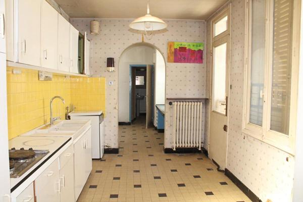 2 immeubles Ensemble immobilier avec plus de 830 m² exploitables. Fort potentiel de rentabilité