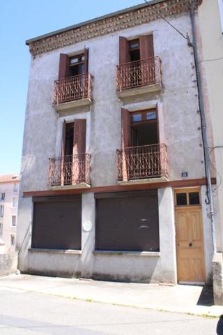2 immeubles Ensemble immobilier avec plus de 830 m² exploitables. Fort potentiel de rentabilité