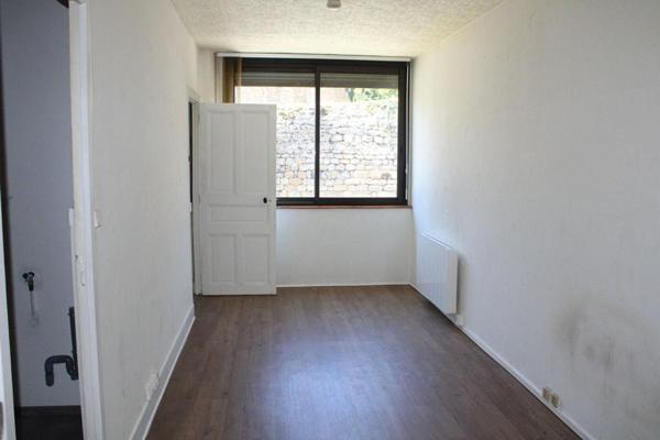 2 immeubles Ensemble immobilier avec plus de 830 m² exploitables. Fort potentiel de rentabilité