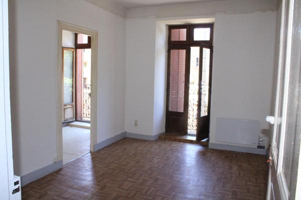 2 immeubles Ensemble immobilier avec plus de 830 m² exploitables. Fort potentiel de rentabilité