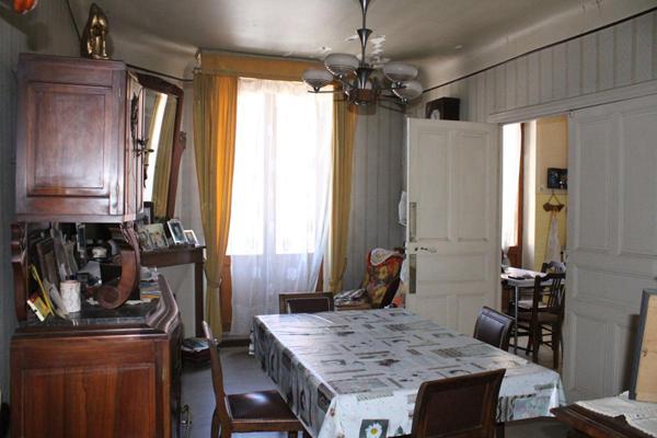 2 immeubles Ensemble immobilier avec plus de 830 m² exploitables. Fort potentiel de rentabilité