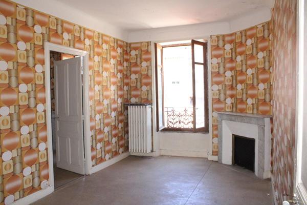2 immeubles Ensemble immobilier avec plus de 830 m² exploitables. Fort potentiel de rentabilité