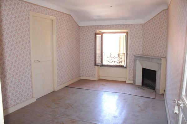 2 immeubles Ensemble immobilier avec plus de 830 m² exploitables. Fort potentiel de rentabilité