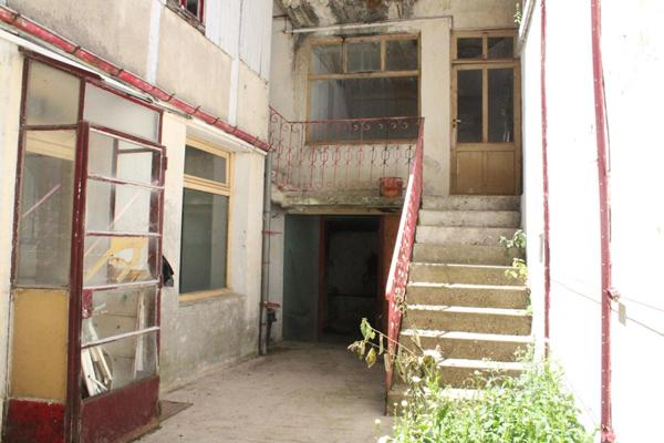 2 immeubles Ensemble immobilier avec plus de 830 m² exploitables. Fort potentiel de rentabilité